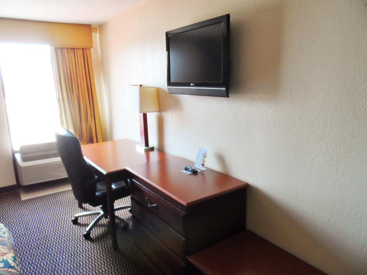 Courtesy Inn Del City Exterior photo